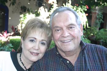  30 de octubre de 2004

Everardo López Alcalá en compañía de su esposa, María del Socorro Rodríguez de López, el día que celebró su cumpleaños.