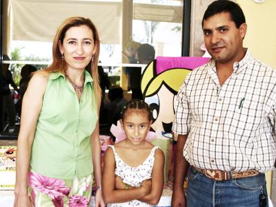 Ana Victoria Castro Arreola en compañía de sus papás, Ricardo Castro y Pily Arreola de Castro, el día que cumplió ocho años de vida.