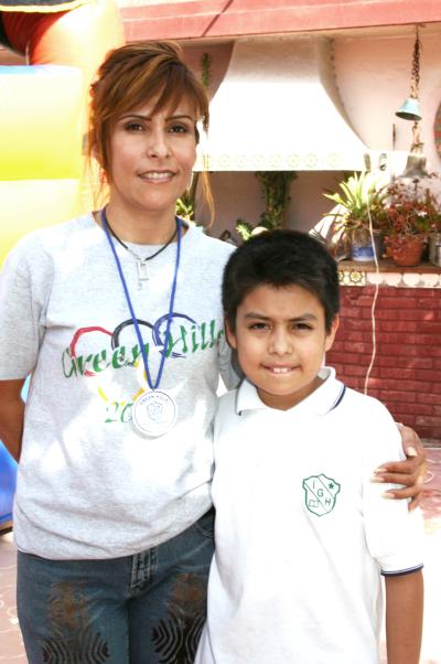 Arturo Aguilera Leaños junto a su mamá Beatriz Leaños de Aguilera, ens u fiesta por su séptimo cumpleaños.