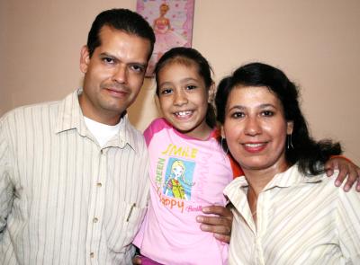Paola Romo Cárdenas junto a sus paás, Rodrigo Romo y Ana Luisa Cárdenas de Romo, el día que cumplió ocho años de vida.