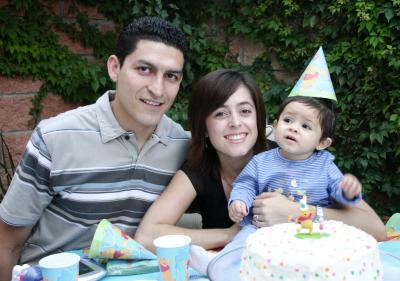 La pequeña Ximena Arreola Torres acompañada por sus papás Valente Arreola Enríquez y Martha Patricia Torres de Arrola quienes la festejaron por su primer año de vida