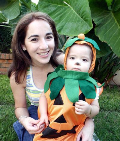  01 de noviembre de 2004
Natalia Morán con su mamá