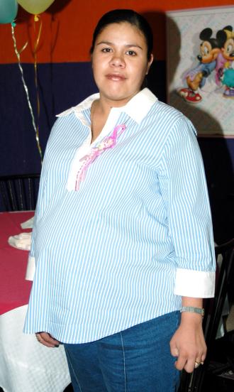 Wendy Nava de Reyes disfrutó de una fiesta de canastilla.