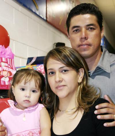 02 de noviembre de 2004

Huguette Prado Valenzuela en compañía de sus papás, Víctor Hugo Prado Castro y Blanca Olivia Valenzuela Arce, el día de su piñata.
