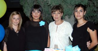  03 de noviembre de 2004

Mónica Barba ENríquez acompañada de las anfitrionas de su fiesta de canastilla.