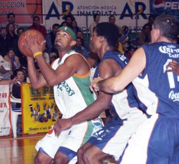 Una jugada atrás había encestado un disparo de tres puntos, para darle espectacularmente la vuelta en el marcador, pero al cometer el técnico se acumuló con una falta defensiva, situación que Edgardo Cepeda y Jorge Mercado no desaprovecharon desde la línea de los tiros libres.