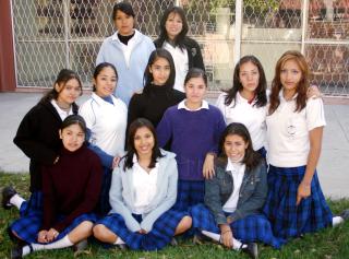 Bellas jovencitas compitieron por el título de Reina de Novatos en la  Preparatoria Venustiano Carranza.