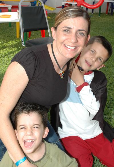 Mayte, Víctor y Beto Echeverría, captados en reciente festejo infantil.