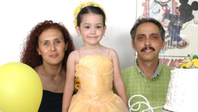 Mario Jesús Esparza y Olivia Hernández de Esparza le organizaron en días pasados una divertida piñata a su hija Éricka Esparza Hernández, con motivo de su tercer cumpleaños.