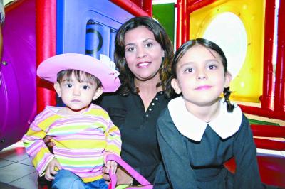Mariana y María alejandra Marroquín, acompañadas por su mamá Alejandra Cisneros de Marroquín, en un grato convivio infantil.