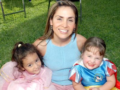  06 de noviembre de 2004

Gracia, Natalia y Paula Díaz Vélez, captadas en un divertido festejo.
