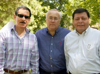 05 de noviembre de 2004

 Ramón García de la Cruz, Jorge Pérez rodríguez y Arturo Rivera.