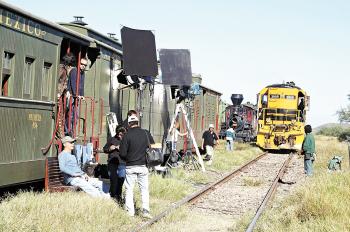 “Elegimos esta área para filmar la película por los rieles y el paisaje; éste tren locomotor (el antiguo) estuvo en Durango, era parte del monumento de la Estación de Ferrocarril de Durango, ese lo estamos arreglando aquí, se restauró para la filmación. Los otros dos (vagones) fueron construidos para la película, tanto interiores y exteriores... esos no se mueven, pero en la película parece que es el motor grande porque le ponen humo, los ruidos y parece que está funcionando”, explicó Luis Reyes, publicista de unidad de Bandidas, quien agregó que las filmaciones se han estado realizando.