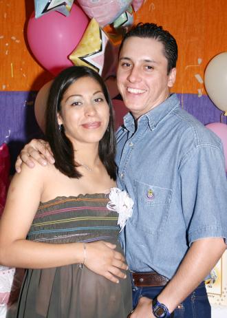Karla Yadira Morales de Muñoz junto a su esposo José Alberto Muñoz de Salas, en la fiesta de canastilla que leofrecieron en honor del bebé que está por nacer.