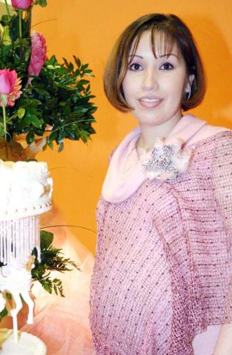 Norma Leticia  Serrano de Fernández recibió bonitos regalos, en la fiesta de canastilla que le ofrecieron por el próximo nacimiento de su bebé.