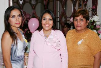 D Yebel García de Pérez disfrutó de una amena reunión, que le ofrecieron Fabiola García de Bautista y María Elena Rodríguez Alemán, en honor del bebé que espera.