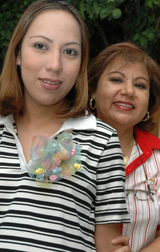 Ana Lilia Martínez de Frayre junto a Patricia Bernal de Martínez, organizadora de su fiesta de canastilla.