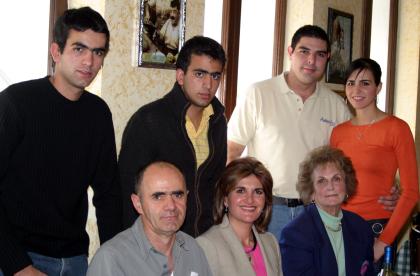 Sandra Zarzar de Facuse celebró su cumpleaños con una reunión en compañía de Gerardo Facuse, Hilda Kawas de Zarzar, Pedro Ruenes, Zaida, Gerardo Anotnio y Eduardo Facuse Zarzar.