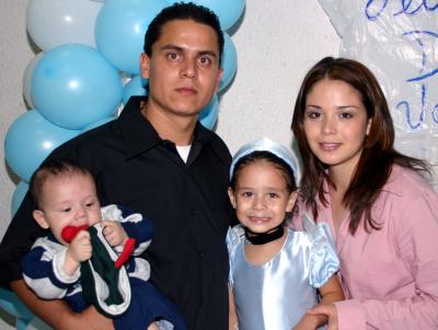 Denisse Valería Guzmán García captada en su fiesta con motivo de su cuarto cumpleaños, en compañías de sus papás y hermanito.
