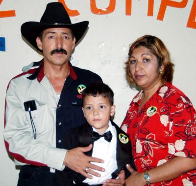 Jesús Javier Soto Alanís junto a sus papás Javier Soto Frausto y Mary de Soto, el día de su cumpleaños.