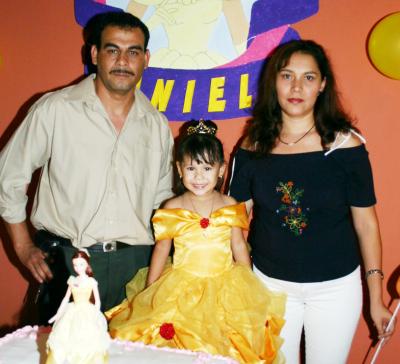 Karen Daniela Peña Estala acompañada por sus paás, Erasmo Peña Arciniega y Graciela Estala de Peña, el día que celebró su tercer cumpleaños.