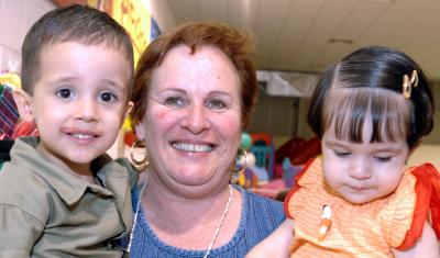 Los pequeños Juan Carlos y Fernanada Issa Beltrán, acompañados por su abuelita Elena Grageda de Beltrán del Río, el día de su fiesta de cumpleaños celebrada recientemente.