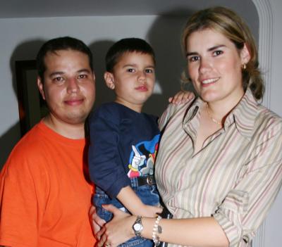 Mario Ernesto Arvizu Villarreal, captado en la fiesta de su cuarto cumpleñaos junto a su papás.