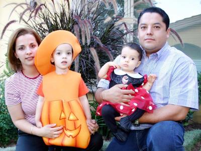 Ricardo Rivera, Liliana de Rivera, Elisa y Daniela Rivera Casino, en reciente festejo infantil.