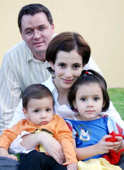 Yaco Murra y Mayté de Murra con sus hijos María Teresa y Jacobo Murra Belausteguigoitia.