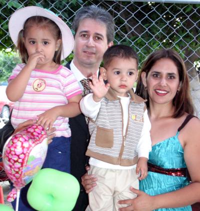 Andrea Mayela de la Rosa Santana en compañía de sus papás, Jesús de la Rosa Flores y Mayela Santana de De la Rosa y su hermano Jesús, el día que celebró su tercer año de vida.