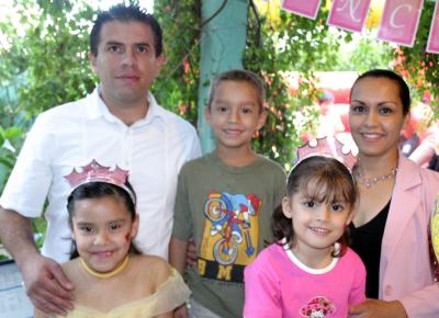 Con una divertida piñata, María Fernanda y Sofía del Carmen Alfaro Reyes  festejaron ocho y cuatro años de vida, organizada por sus papás.