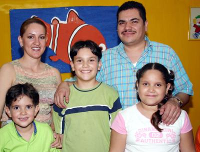 Degni Ileana y Antonio Abraham Armendáriz Navarro disfrutaron de una divertida piñata por sus respectivos cumpleaños junto a sus papás, José Gustavo Armendariz e Hilda Imelda Navarro.
