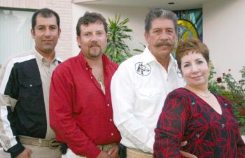 Flavio Vargas Leyva y Esther Graciela Padilla de Vargas, en reciente festejo acompañados por sus hijos Flavio y Jesús Vargas Padilla.