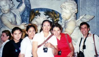 Jesús Ochoa, Ana María, Martha, Ana y Lupita Ochoa Valdés, en una visita realizada en un museo de Roma, Italia.