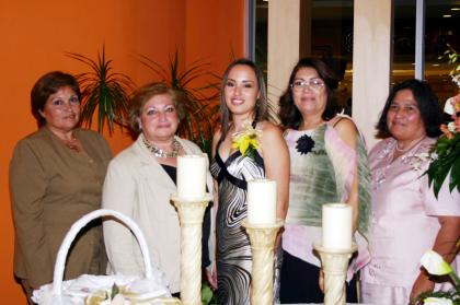 Leticia Ramírez, disfrutó de un festejo pre nupcial que le organizaron su mamá y su futura suegra
