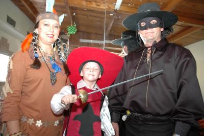 El festejado acompañado de sus padres