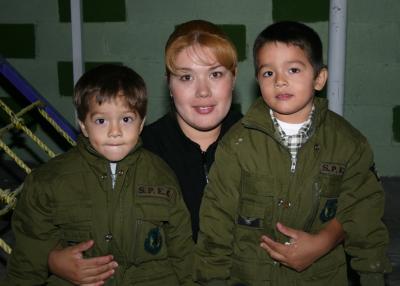 Fausto y Carlitos López Tovar acompañados por su mamá Érika Fabiola Tovar Salas