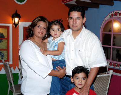 Juan Alberto Sánchez y Suasana Acevedo de Sánchez con sus hijos Mary Fer y Alberto.