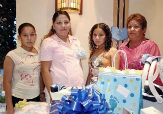 Dulce María Heredia de Fernández, Yuridia y Astrid Fernández Heredia le ofrecieron en días pasados una fiesta de canastilla y Martha Nayely Martínez de Fernández para el bebe que espera