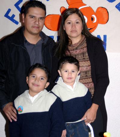Edson Salvador Sánchez Ontiveros en compañía de sus papás Edgar Sánchez y Norma Ontiveros de Sánchez y su hermanito Édgar