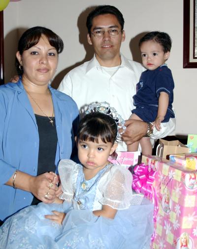 La pequeña Narda Haydeé Castro Ledezma junto a sus papás el día de su cumpleaños.