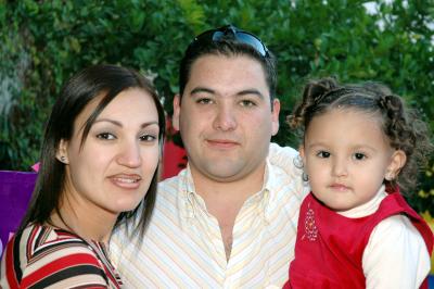 Andrea Rendón Orduña junto a Carlos Gerardo Rendón y Liliana de Rendón el día de su cumpleaños.