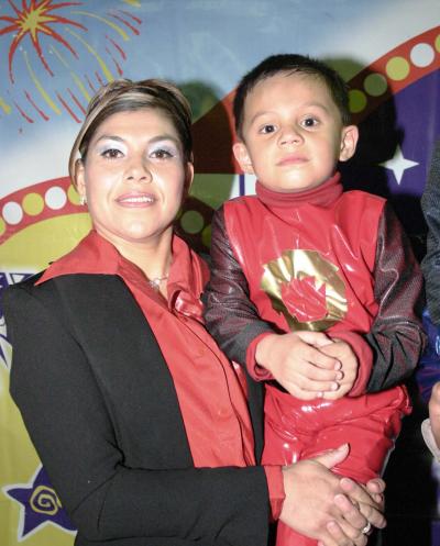 Alan Rivas Rodríguez junto a su mamá Beatriz Rodríguez de Rivas.