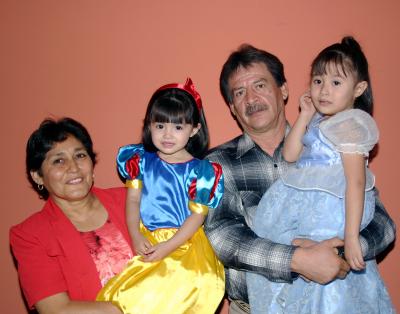 Ana Lucía y Frida Sofía Sujo Hernández en compañía de sus abuelitos el día que festejaron tres y cuatro años de vida.