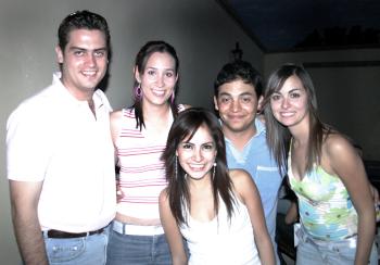 Luis Gilio García en compañía de algunos de los invitados a su fiesta de cumpleaños