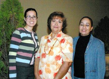 María del Carmen Puentes disfrutó de una reunión que le ofrecieron Mayela de Díaz y Rosy de Pérez