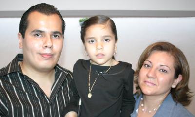  13 de noviembre de 2004
Rafael Paredes Rodríguez y Maribel de Paredes festejaron a Luis Fernanda, su hija