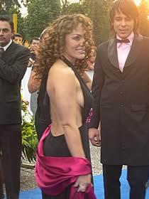 Tatiana quien lució contenta y radiante con un vestido muy sexy.