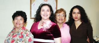 Nora Delia Martell Banda en compañía de Fernanda, Cristina y Esperanza, organizadoras de su fiesta de canastilla