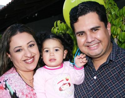 Carlos Huerta y Lizbeth de Huerta con su pequeña Mariana Huerta Vázquez